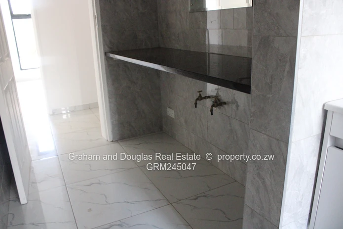 Neat Avondale West Flat to let